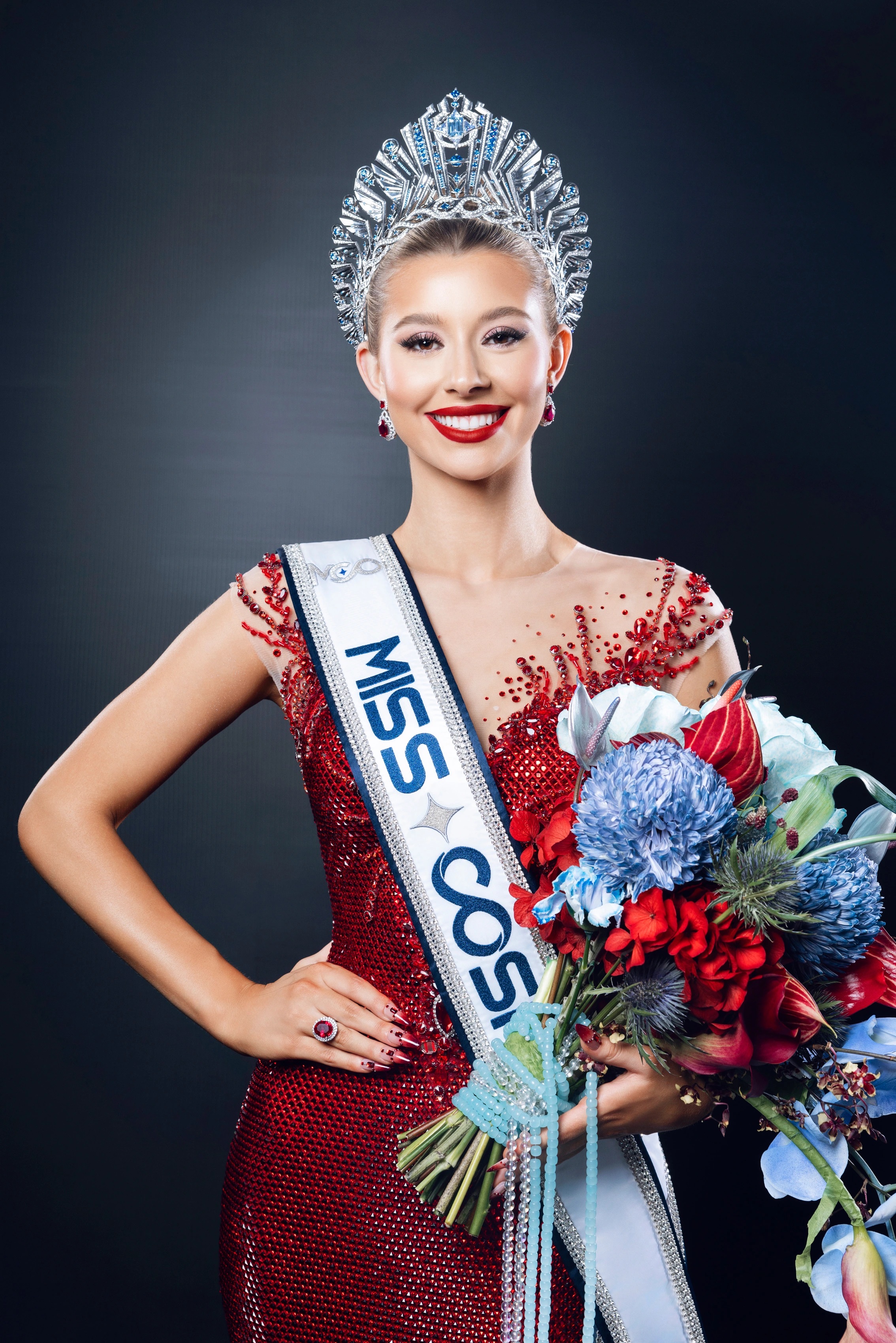 Nhan sắc hút hồn của Miss Cosmo 2025 Yolina Lindquist - Ảnh 1.