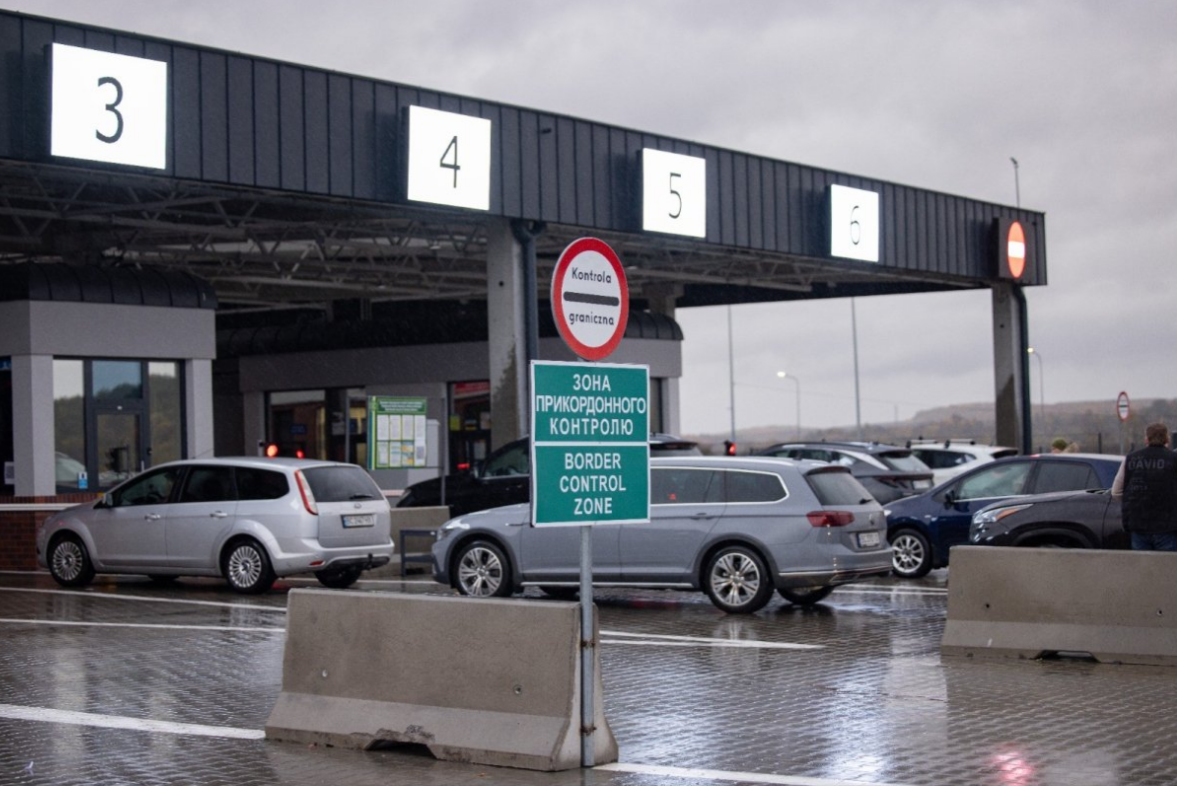 Hàng dài người Ukraine chờ qua cửa khẩu Ba Lan về quê đón Giáng sinh - Ảnh 1.