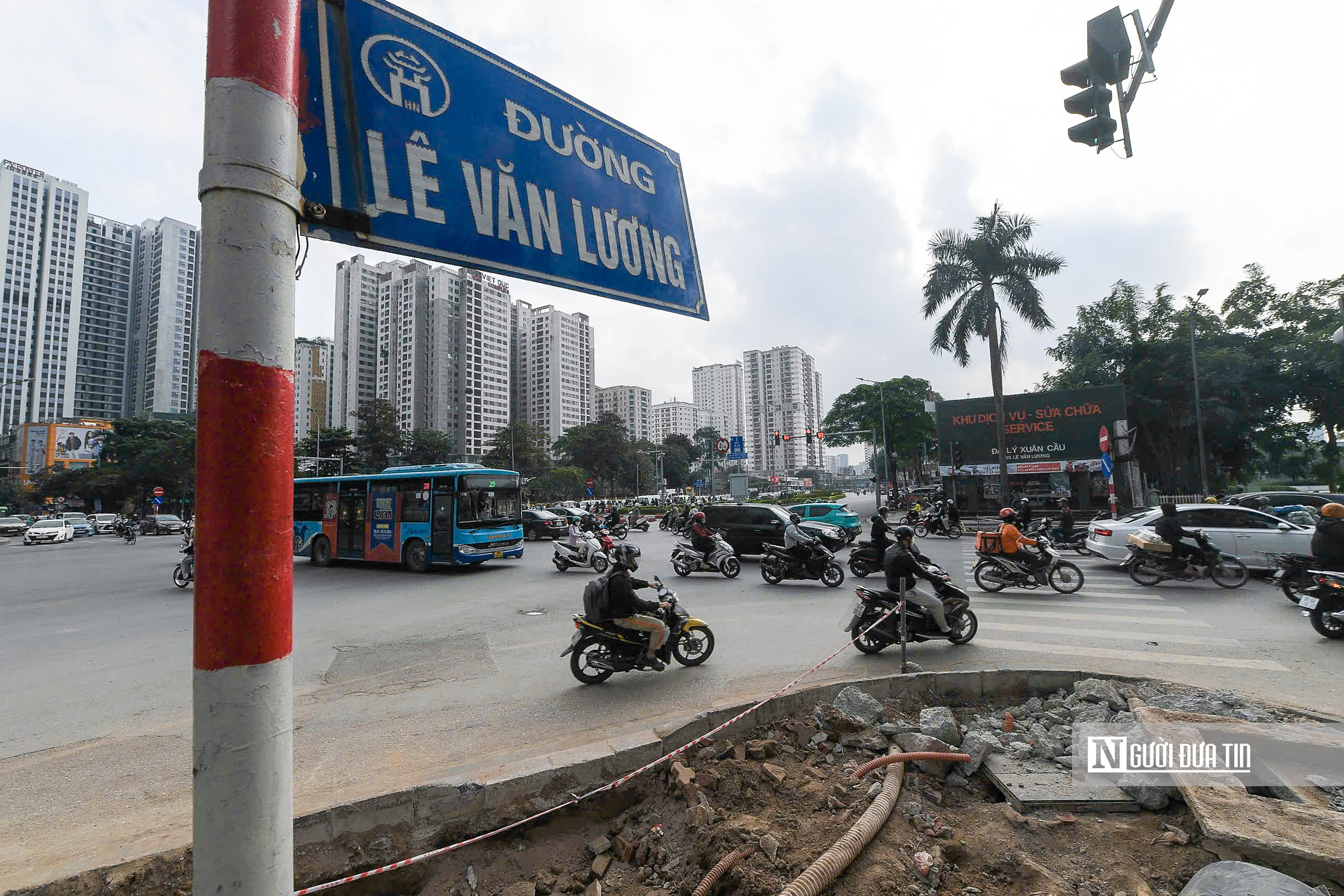 H&agrave; Nội x&eacute;n vỉa h&egrave;, mở rộng đường L&ecirc; Văn Lương- Ảnh 1.