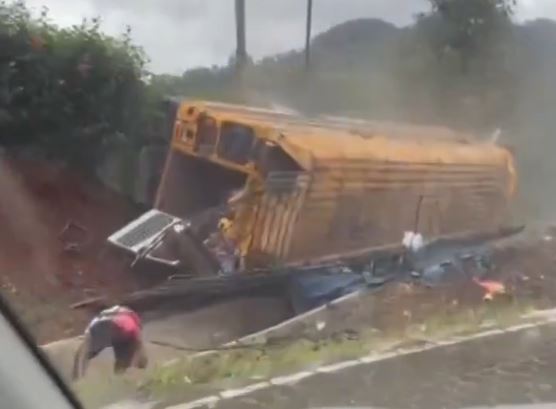 Xe bu&yacute;t mất phanh, h&agrave;nh kh&aacute;ch hoảng sợ nhảy xuống đường - Ảnh 1.