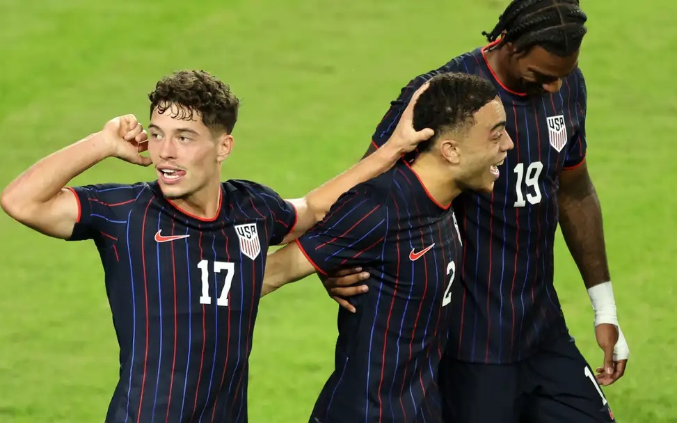 BXH FIFA mới nhất: Đội tuyển Việt Nam tăng bậc nhiều nhất thế giới - Ảnh 2.