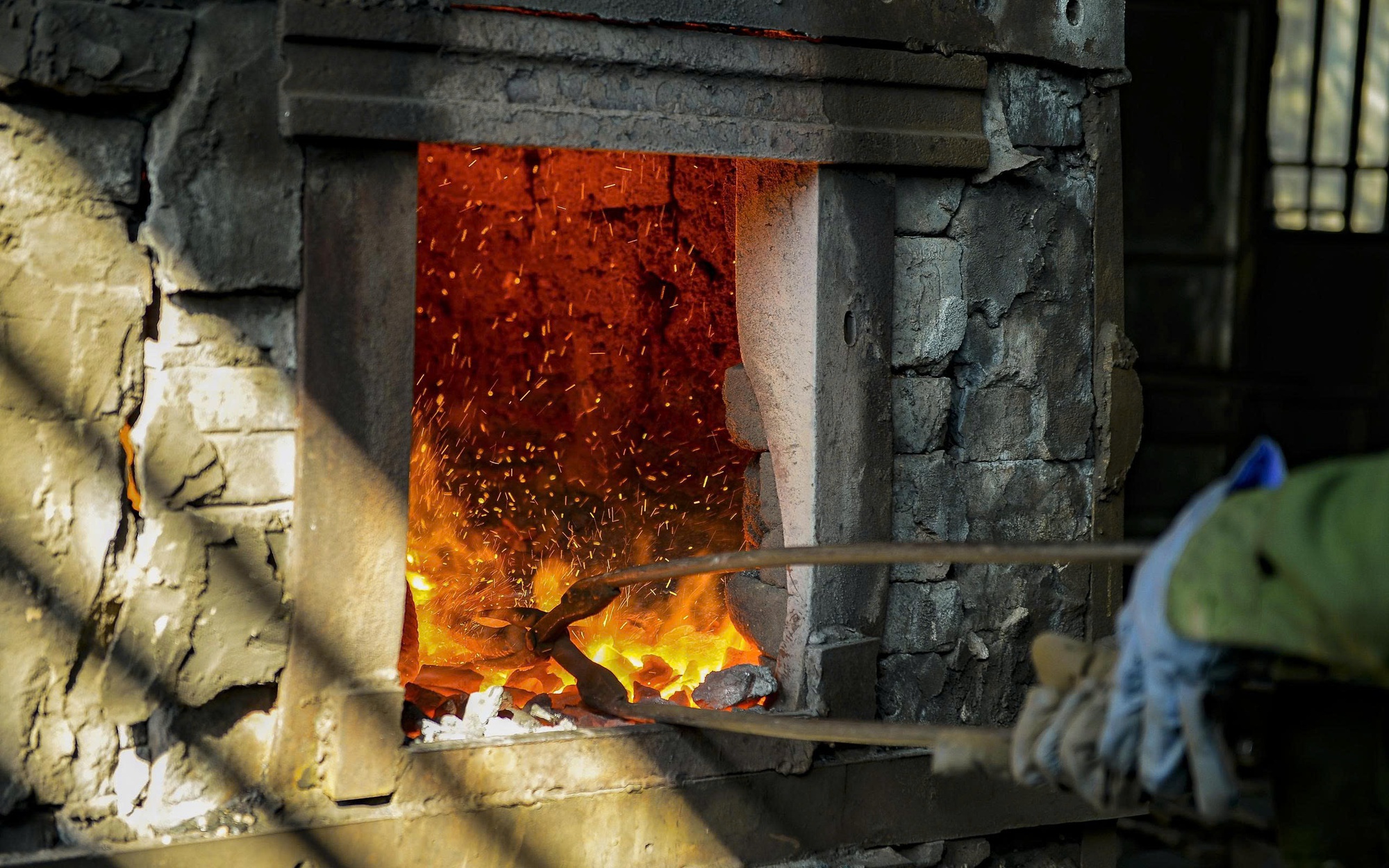 Chiếc bánh 5.000 đồng và ngọn lửa trăm năm của một làng nghề- Ảnh 9. Chiếc bánh 5.000 đồng và ngọn lửa trăm năm của một làng nghề- Ảnh 9.