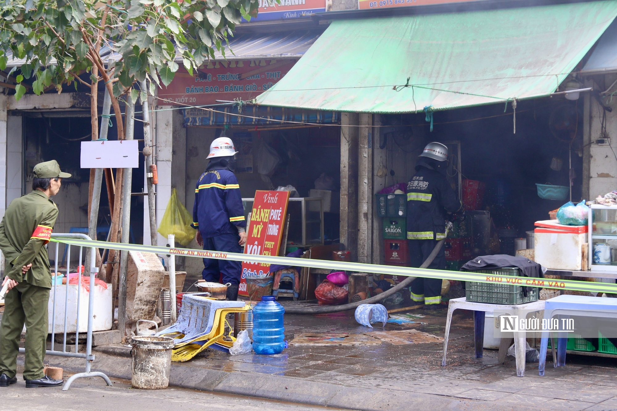 H&agrave; Nội: Hỏa hoạn thi&ecirc;u rụi chợ d&acirc;n sinh cận Tết, nhiều tiểu thương thiệt hại nặng - Ảnh 1.