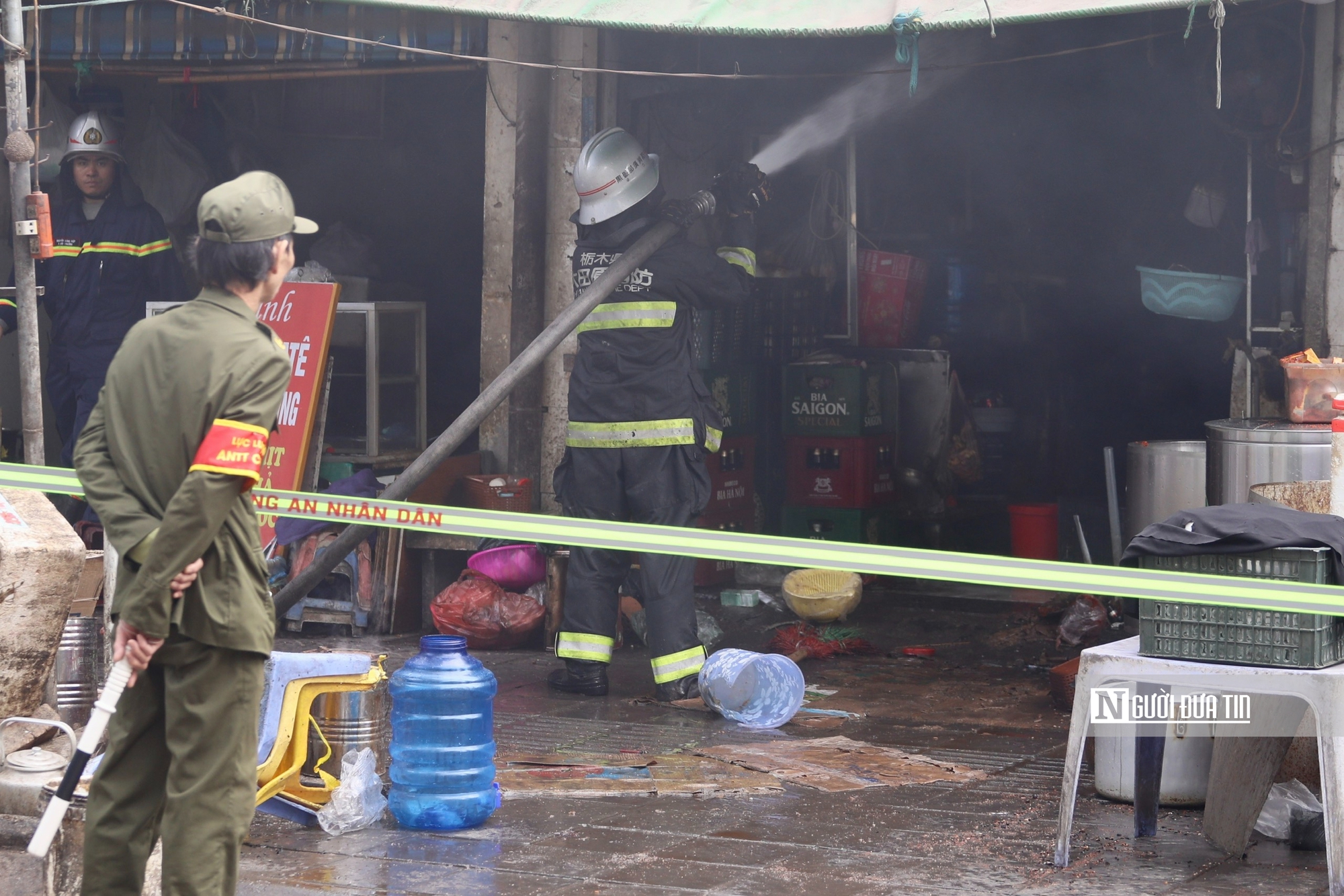H&agrave; Nội: Hỏa hoạn thi&ecirc;u rụi chợ d&acirc;n sinh cận Tết, nhiều tiểu thương thiệt hại nặng - Ảnh 4.