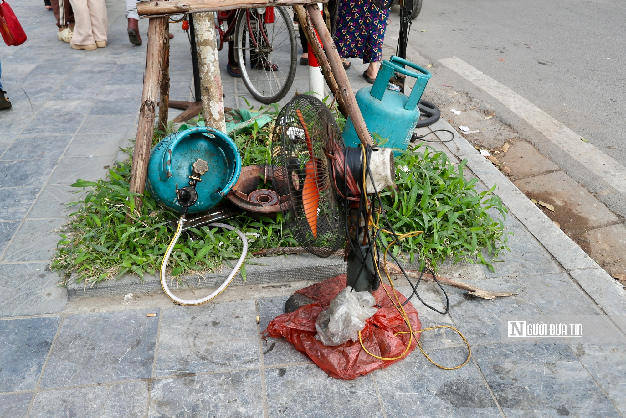 H&agrave; Nội: Hỏa hoạn thi&ecirc;u rụi chợ d&acirc;n sinh cận Tết, nhiều tiểu thương thiệt hại nặng - Ảnh 9.