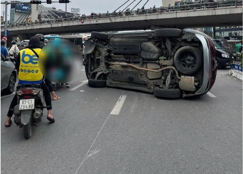 Vụ ô tô con gây tai nạn bị lật: Tạm giữ tài xế Hyundai Santa Fe "phê" ma túy- Ảnh 2.