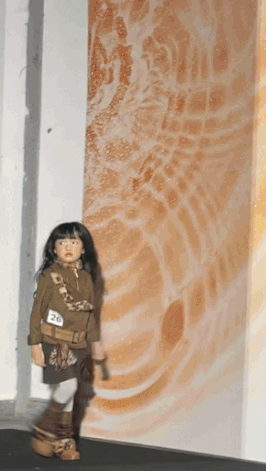 Con g&aacute;i Trường Giang v&agrave; Nh&atilde; Phương mới 6 tuổi đ&atilde; khoe t&agrave;i catwalk chuy&ecirc;n nghiệp - Ảnh 1.