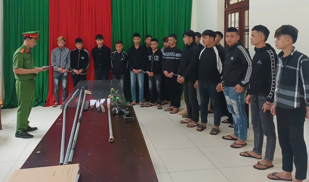 Mang hung khí đi tìm người đánh nhau, 20 đối tượng bị khởi tố- Ảnh 1.