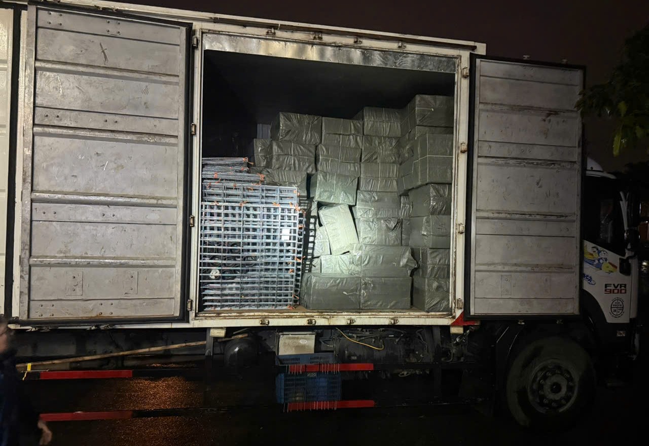 Kiểm tra xe tải đỗ bên đường, phát hiện số thuốc lá lậu trị giá gần 2 tỷ đồng- Ảnh 1.