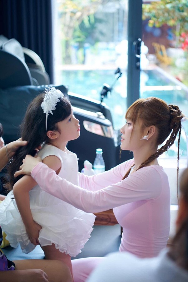 Con gái Trường Giang và Nhã Phương mới 6 tuổi đã khoe tài catwalk chuyên nghiệp - Ảnh 4.