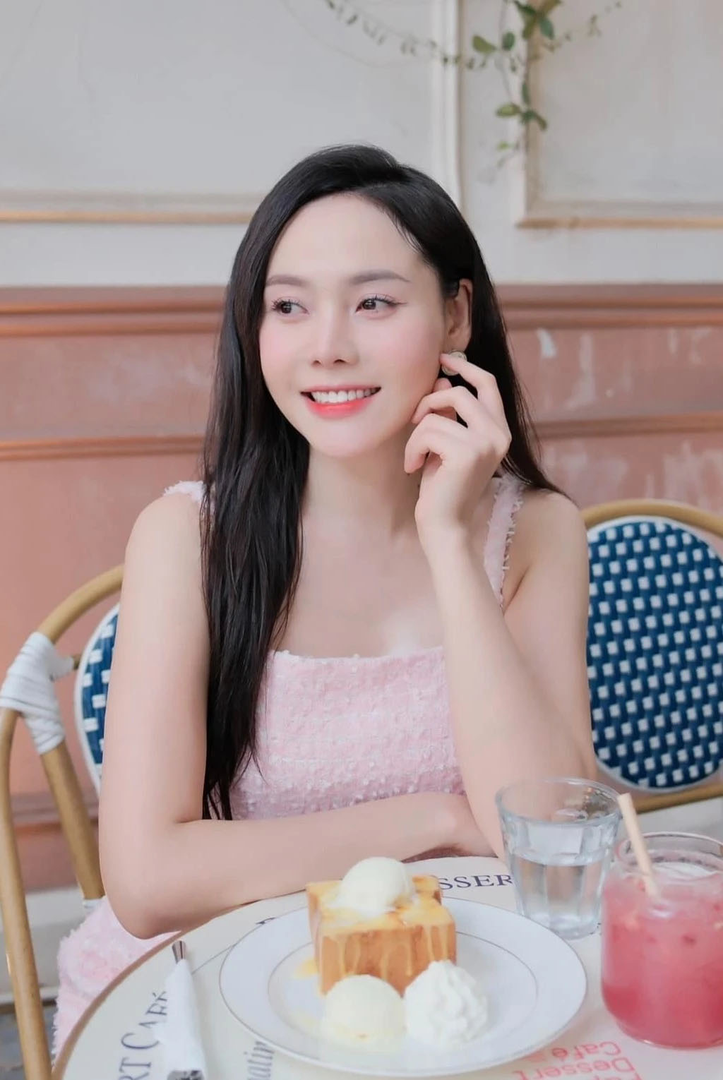 Nữ Chủ tịch tập đoàn xinh đẹp: "Người tình" màn ảnh của NSND Trung Anh đang gây sốt là ai? - Ảnh 6.