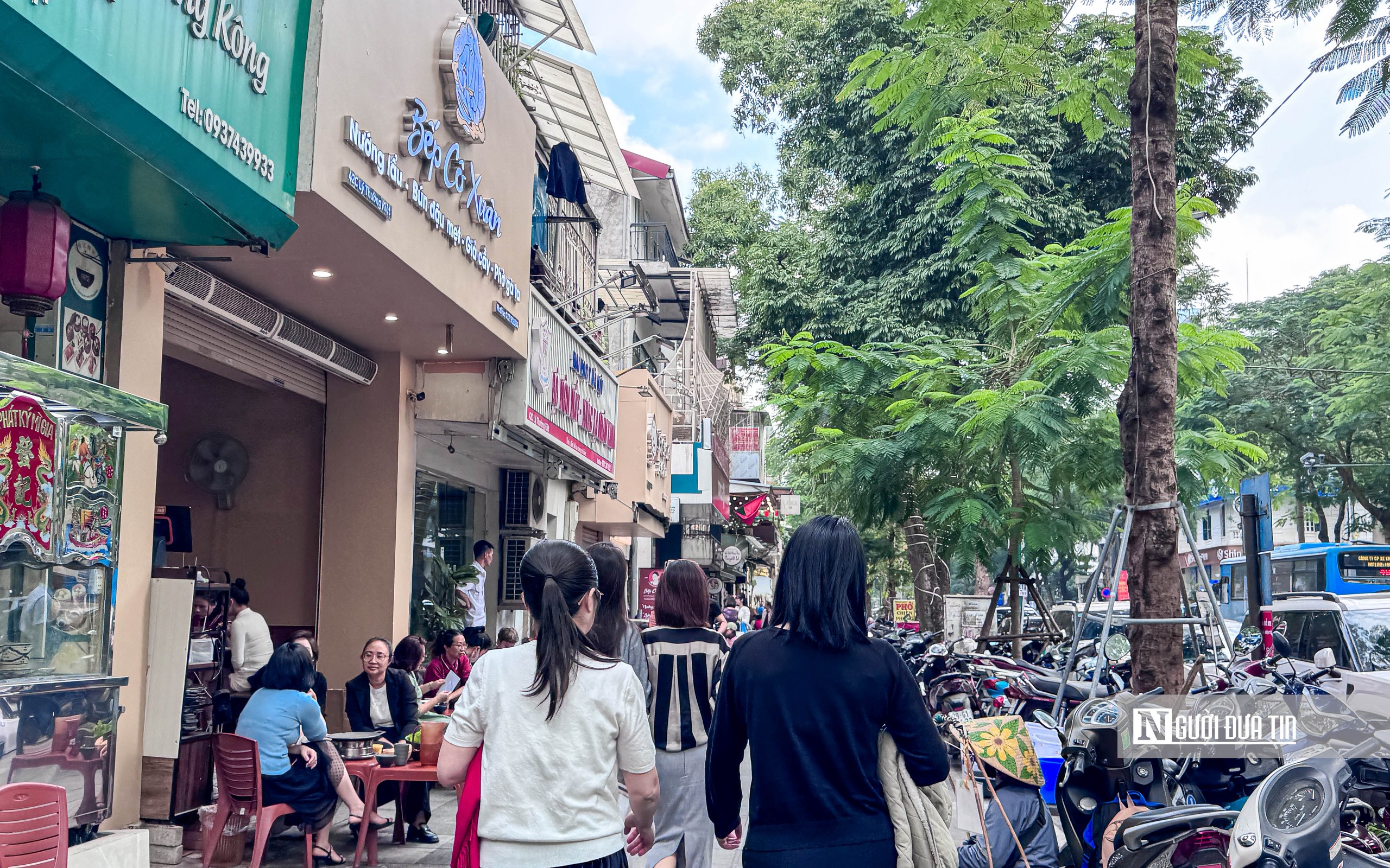 H&agrave; Nội: Vỉa h&egrave;, l&ograve;ng đường bị t&aacute;i lấn chiếm khi vắng b&oacute;ng lực lượng chức năng- Ảnh 8.