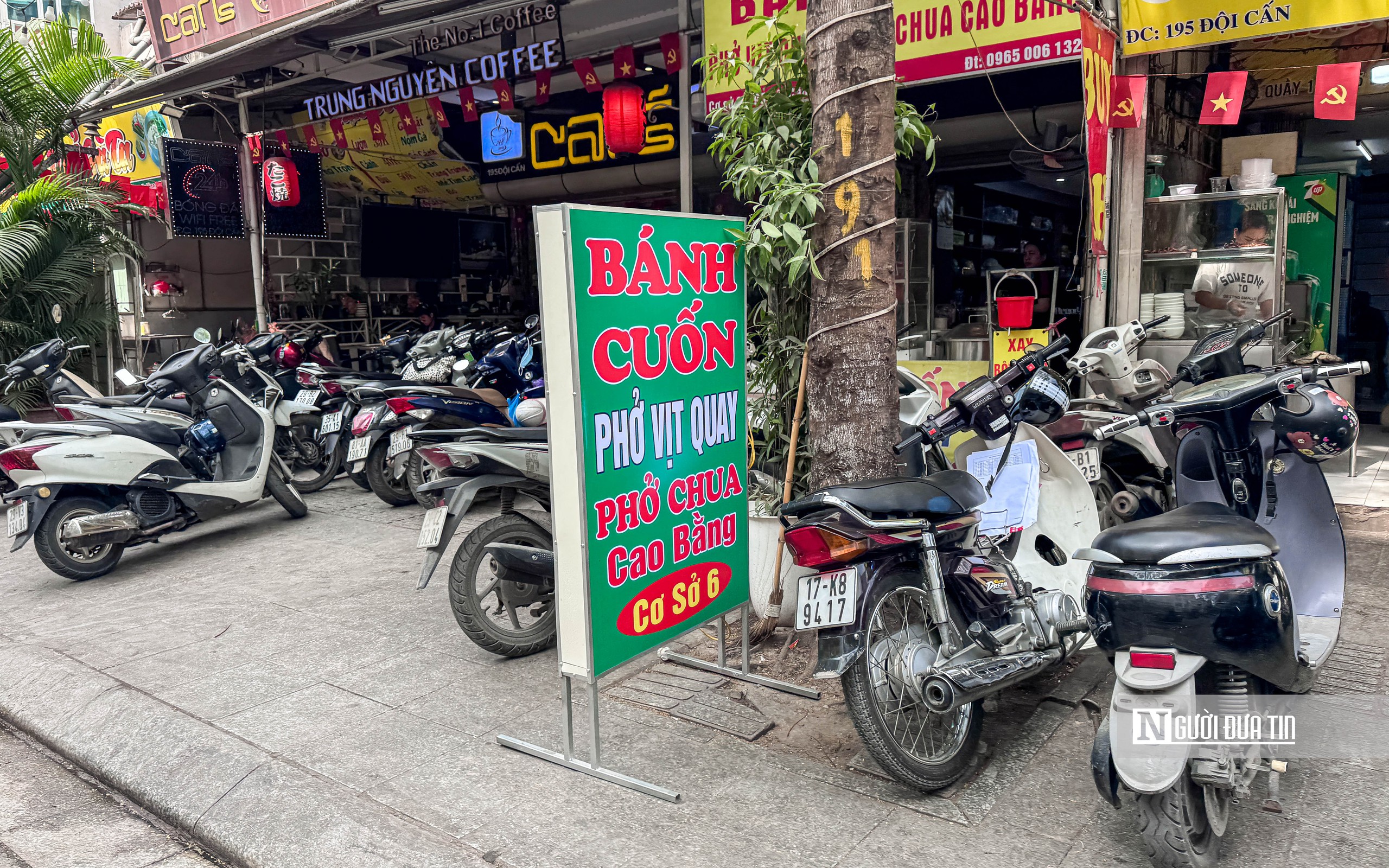 H&agrave; Nội: Vỉa h&egrave;, l&ograve;ng đường bị t&aacute;i lấn chiếm khi vắng b&oacute;ng lực lượng chức năng- Ảnh 14.