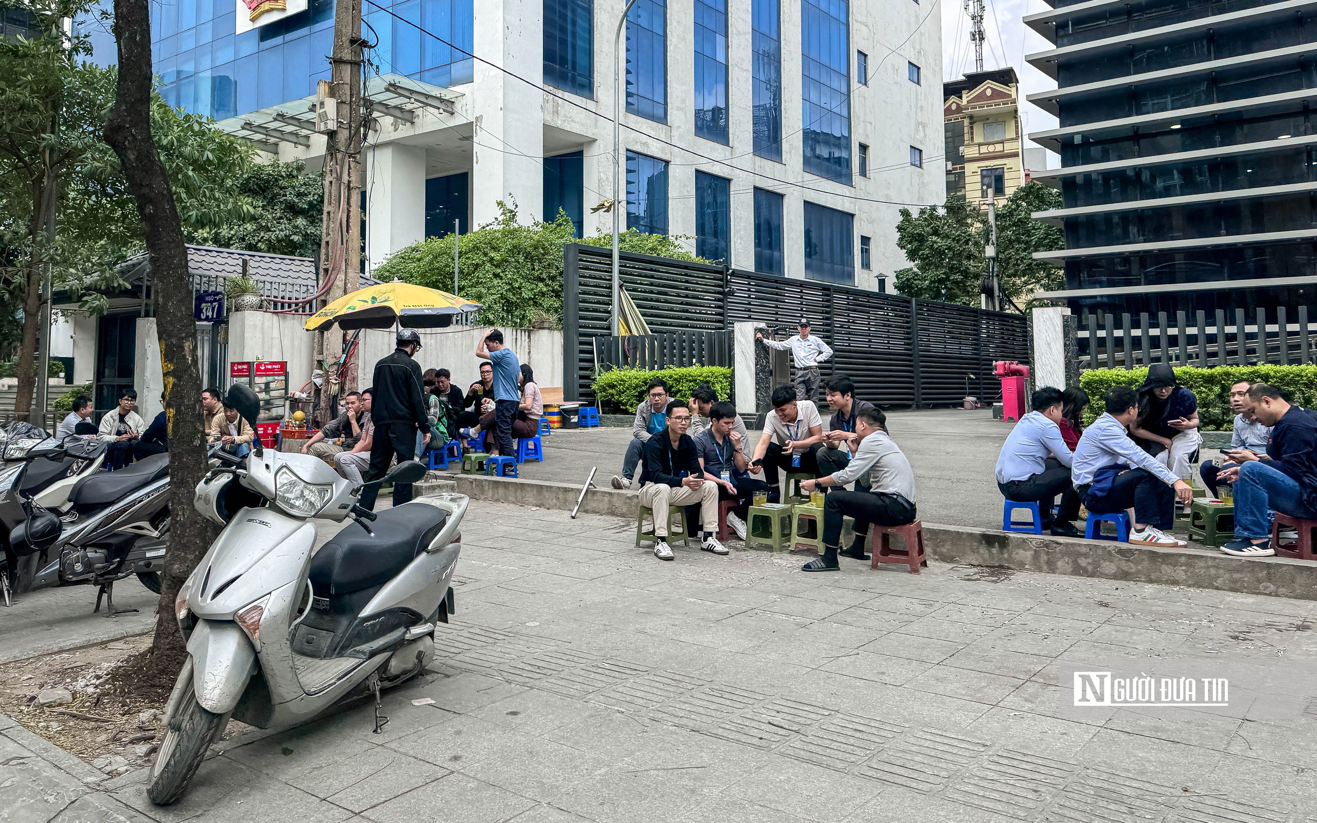 H&agrave; Nội: Vỉa h&egrave;, l&ograve;ng đường bị t&aacute;i lấn chiếm khi vắng b&oacute;ng lực lượng chức năng- Ảnh 15.