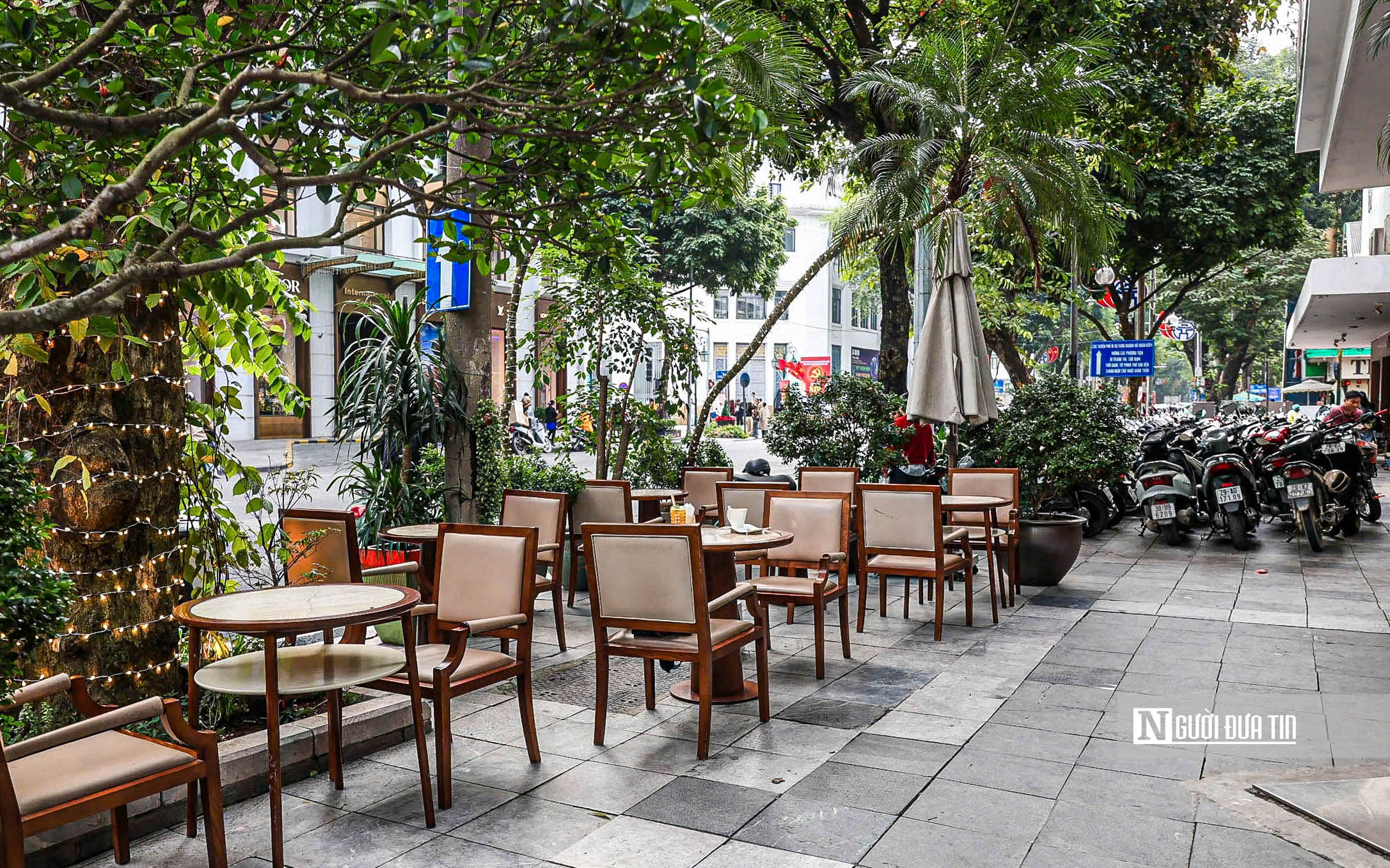 H&agrave; Nội: Vỉa h&egrave;, l&ograve;ng đường bị t&aacute;i lấn chiếm khi vắng b&oacute;ng lực lượng chức năng- Ảnh 5.