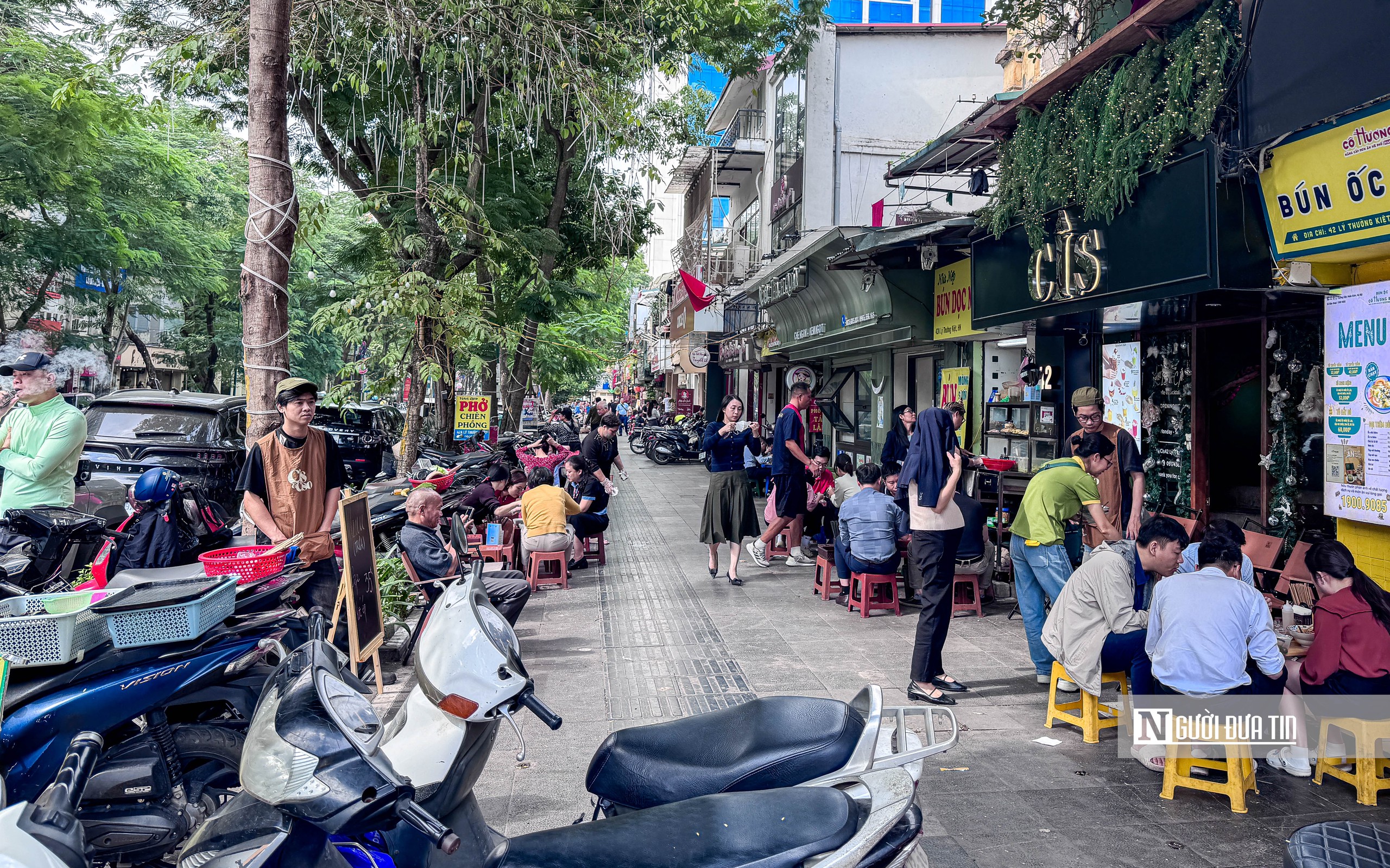 H&agrave; Nội: Vỉa h&egrave;, l&ograve;ng đường bị t&aacute;i lấn chiếm khi vắng b&oacute;ng lực lượng chức năng- Ảnh 6.