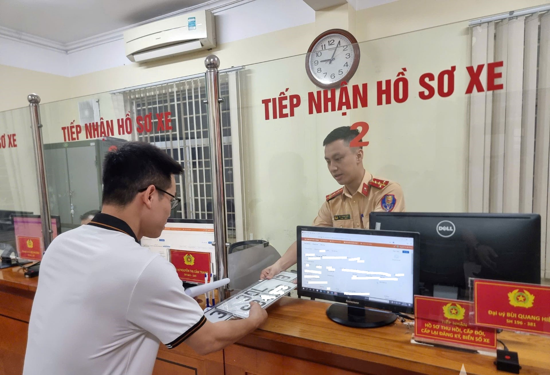 Sắp giảm 30% mức thu lệ phí cấp đăng ký, biển số ô tô và xe máy - Ảnh 1.