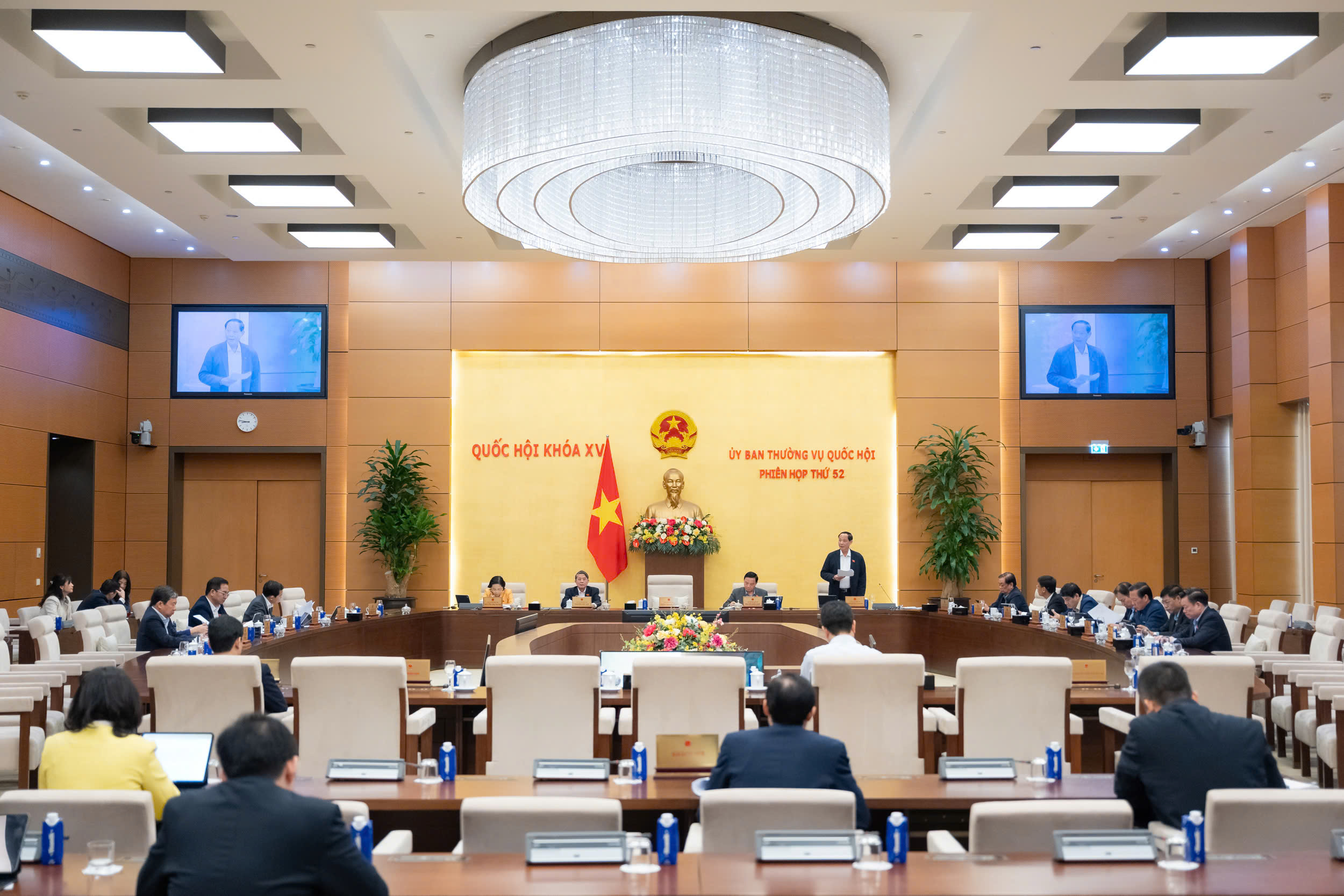 Nhiều người dân "bỗng dưng" đứng tên làm giám đốc công ty dẫn đến bị cấm xuất cảnh - Ảnh 1.