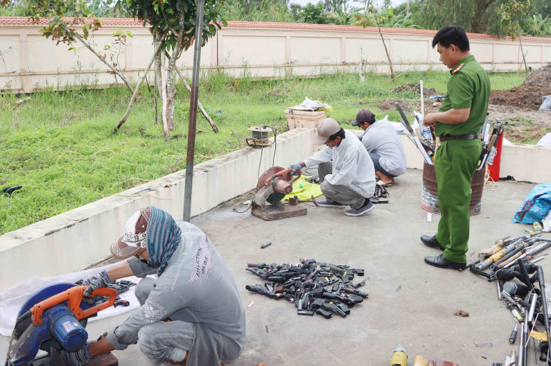 Tiêu hủy hàng trăm vũ khí, công cụ hỗ trợ, đồ chơi nguy hiểm - Ảnh 1.
