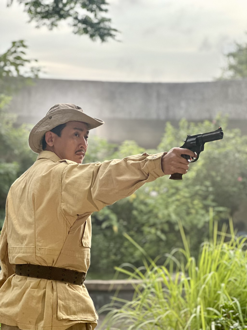 Nam diễn viên Hứa Vĩ Văn hóa thân chiến sĩ tình báo của điện ảnh công an - Ảnh 5.