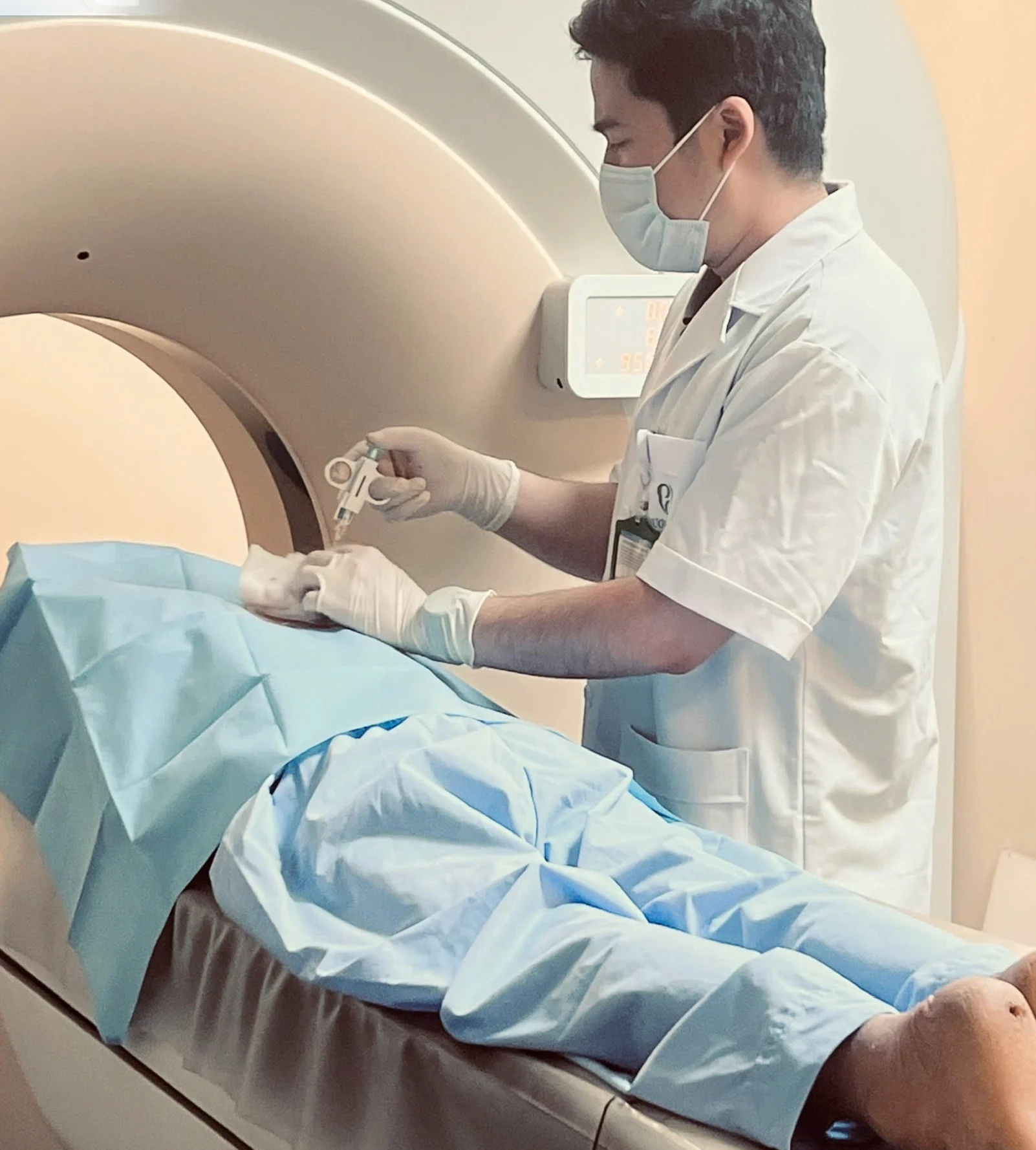 Tuyệt thực 3 tuần để "bỏ đói" khối u chữa ung thư, người đàn ông suy kiệt nặng - Ảnh 2.