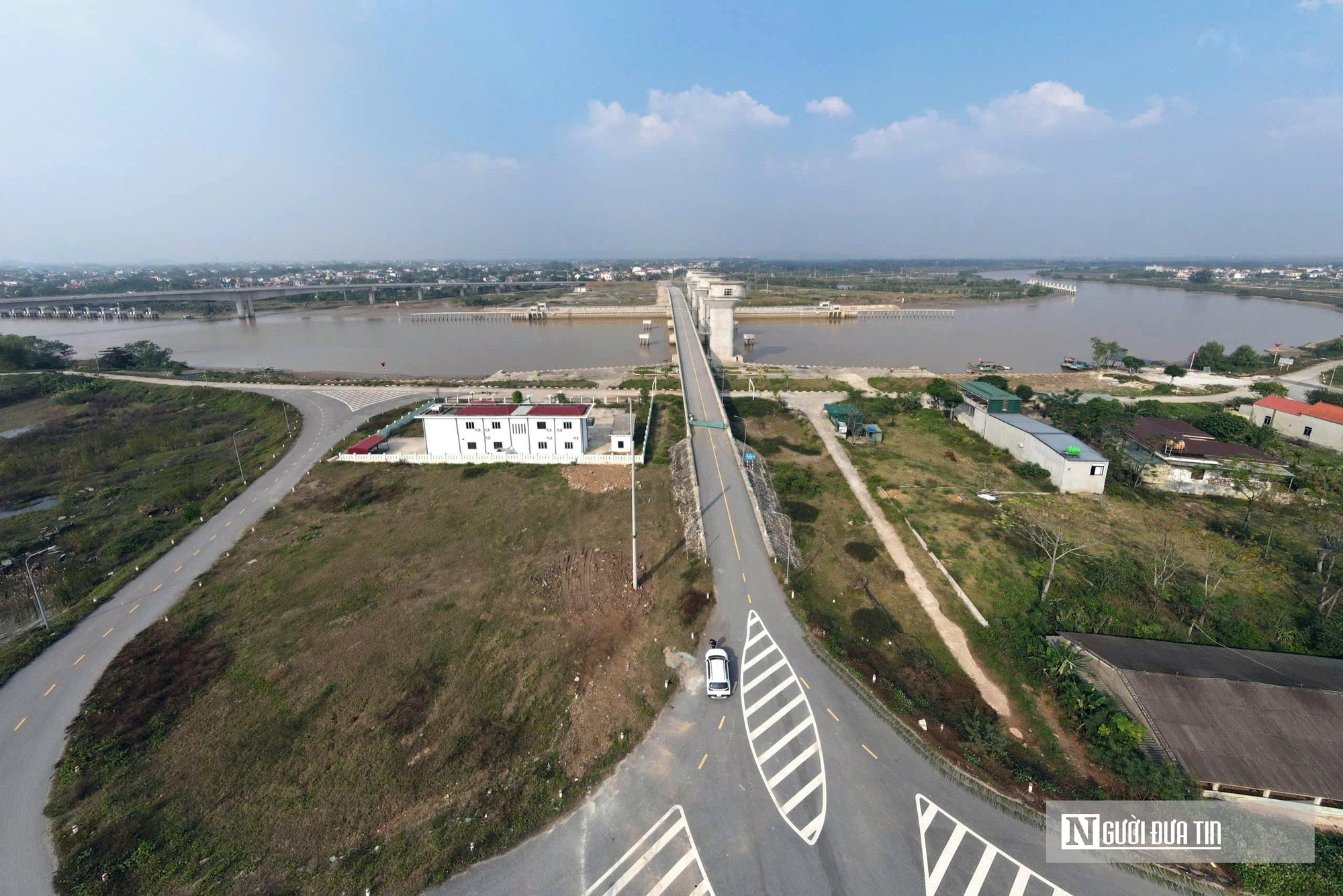 Cận cảnh cầu 800 tỷ đồng ho&agrave;n thiện nhưng "đ&oacute;ng cửa", người d&acirc;n vẫn qua s&ocirc;ng bằng đ&ograve;- Ảnh 1.