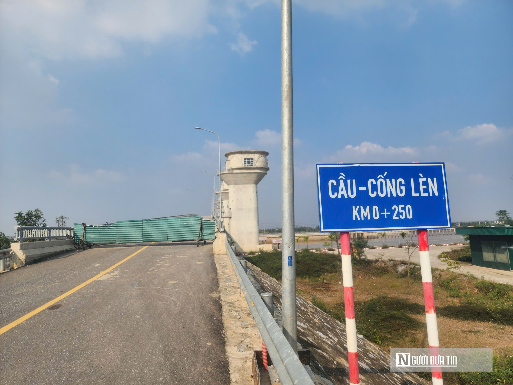 Cận cảnh cầu 800 tỷ đồng ho&agrave;n thiện nhưng "đ&oacute;ng cửa", người d&acirc;n vẫn qua s&ocirc;ng bằng đ&ograve;- Ảnh 2.