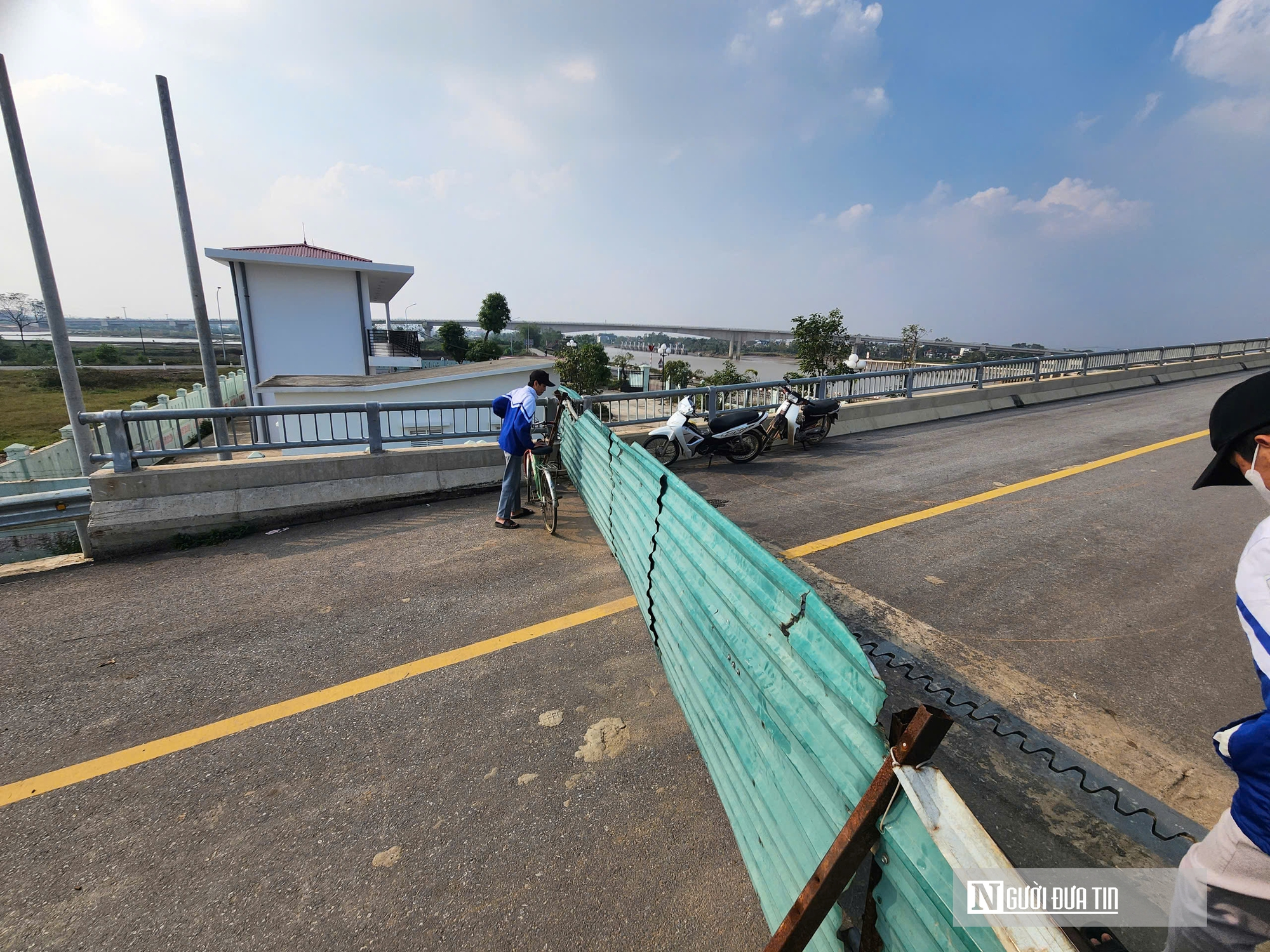 Cận cảnh cầu 800 tỷ đồng ho&agrave;n thiện nhưng "đ&oacute;ng cửa", người d&acirc;n vẫn qua s&ocirc;ng bằng đ&ograve;- Ảnh 3.
