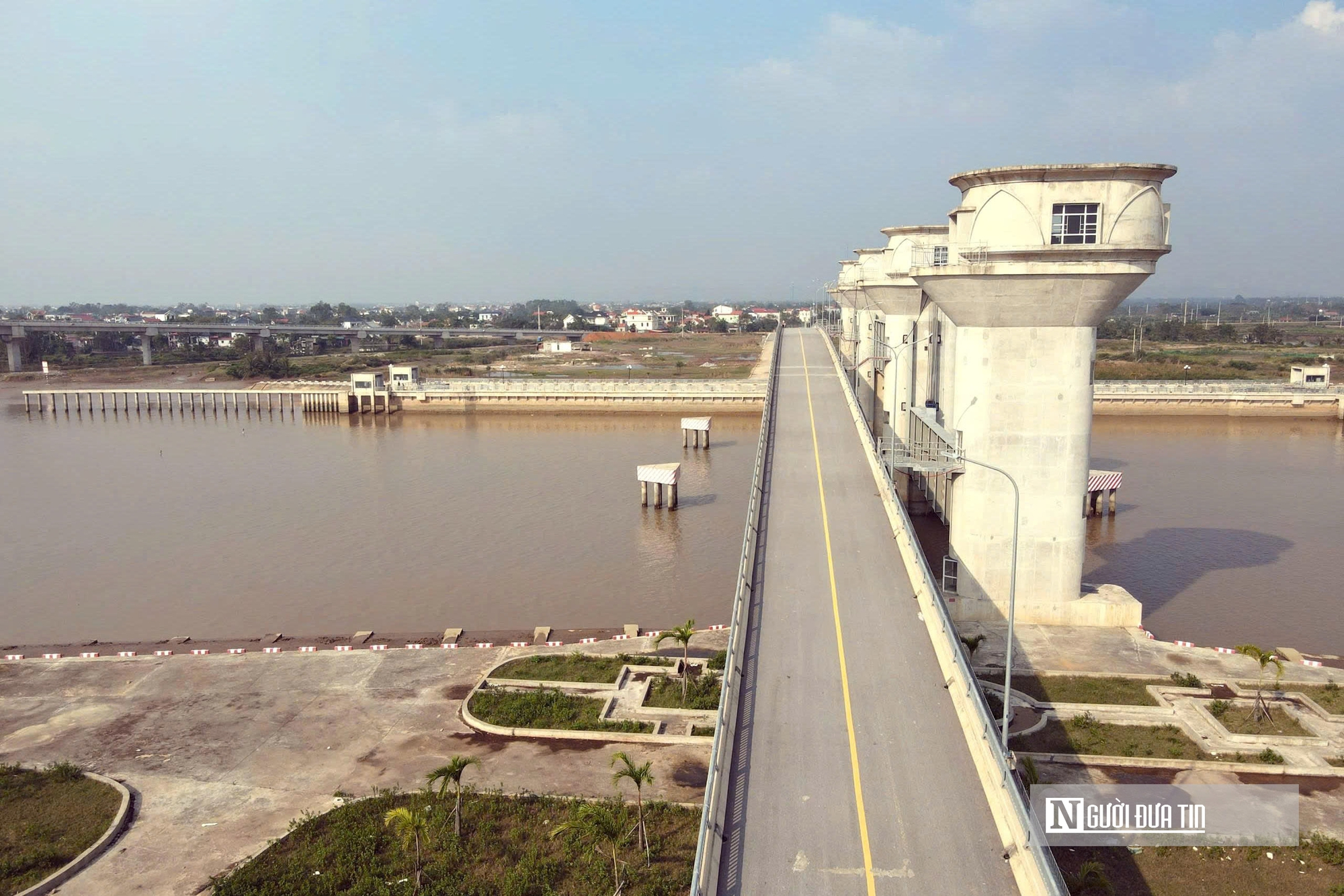 Cận cảnh cầu 800 tỷ đồng ho&agrave;n thiện nhưng "đ&oacute;ng cửa", người d&acirc;n vẫn qua s&ocirc;ng bằng đ&ograve;- Ảnh 4.