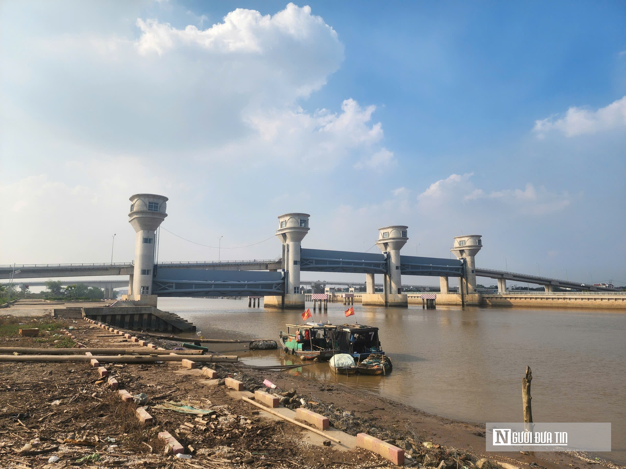 Cận cảnh cầu 800 tỷ đồng ho&agrave;n thiện nhưng "đ&oacute;ng cửa", người d&acirc;n vẫn qua s&ocirc;ng bằng đ&ograve;- Ảnh 5.