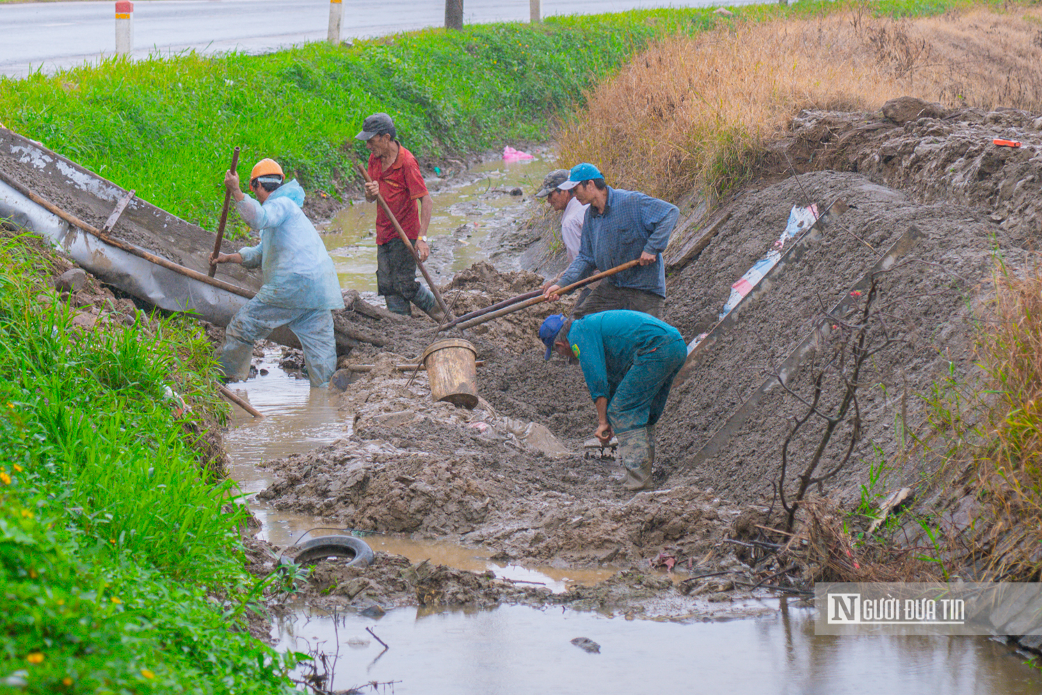 Đắk Lắk: Khắc phục sự cố đê đập sau lũ, kịp đưa nước tưới 18.000 ha vụ lúa Đông Xuân - Ảnh 2.