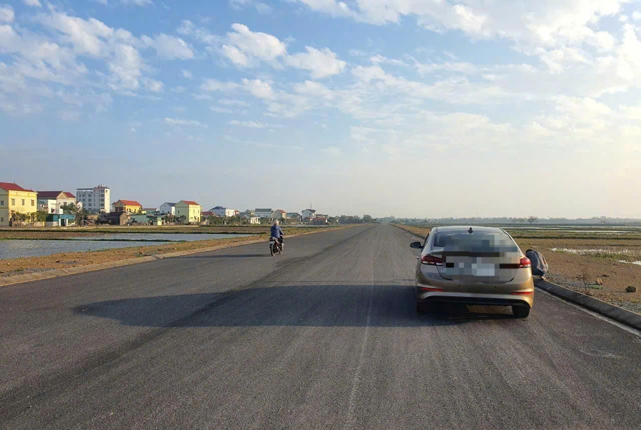 Vướng mặt bằng, tuyến đường 150 tỷ đồng không về đích đúng hẹn- Ảnh 1.