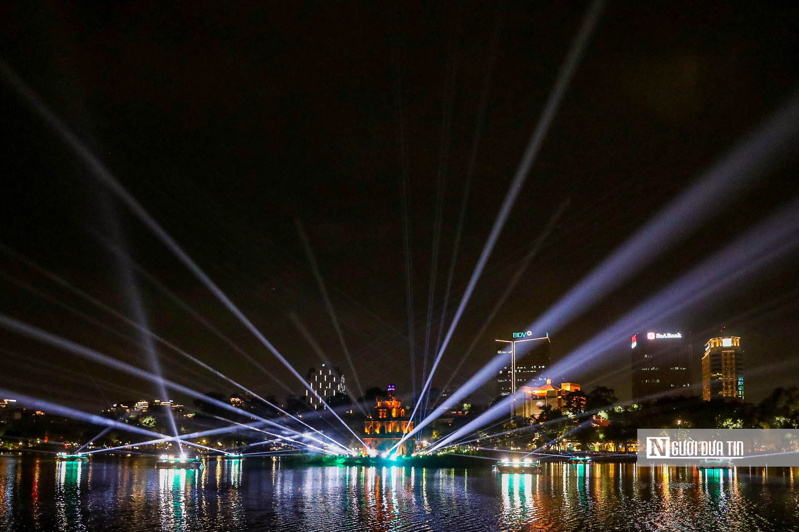 Hồ Gươm huyền ảo trong ánh sáng nghệ thuật- Ảnh 6. Hồ Gươm huyền ảo trong ánh sáng nghệ thuật- Ảnh 6.