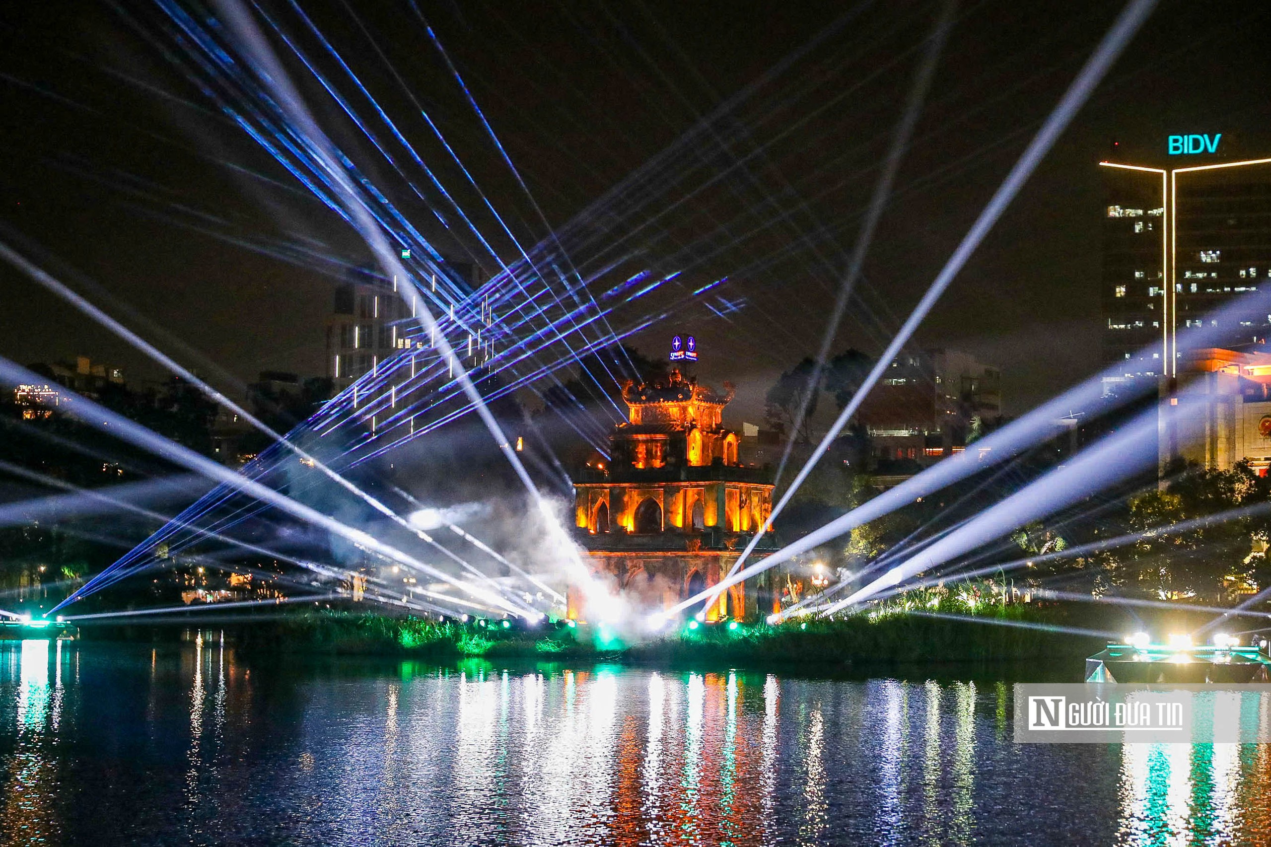 Hồ Gươm huyền ảo trong ánh sáng nghệ thuật- Ảnh 3. Hồ Gươm huyền ảo trong ánh sáng nghệ thuật- Ảnh 3.