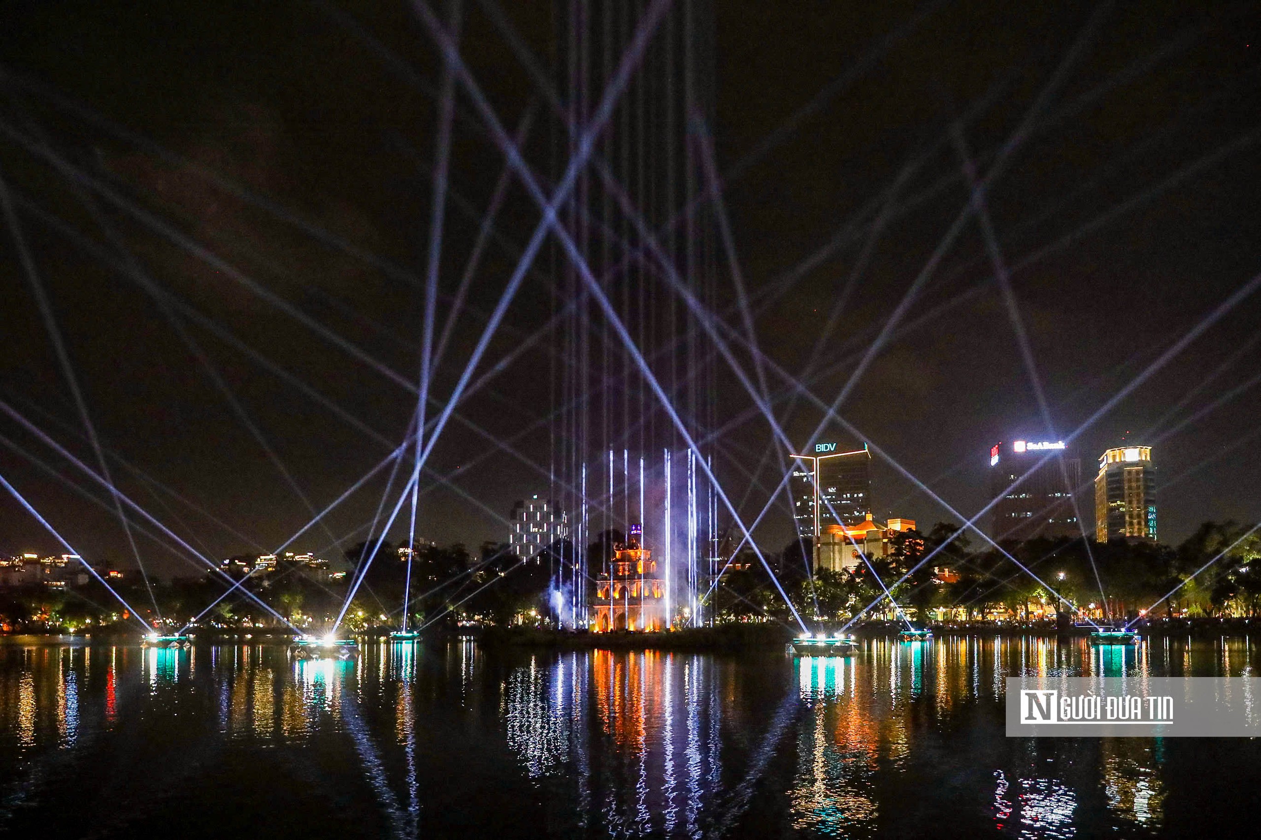 Hồ Gươm huyền ảo trong ánh sáng nghệ thuật- Ảnh 7. Hồ Gươm huyền ảo trong ánh sáng nghệ thuật- Ảnh 7.