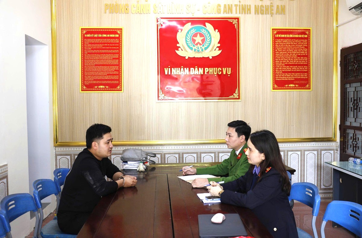 Thủ đoạn của cặp đôi cầm đầu đường dây mua bán vũ khí quân dụng lớn trên mạng- Ảnh 2.