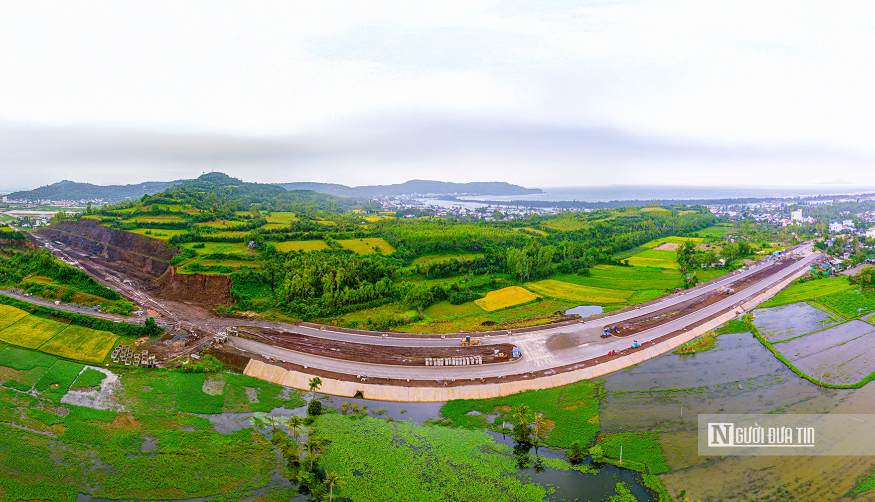 Ch&ugrave;m ảnh: Vượt kh&oacute; mặt bằng, đẩy tiến độ h&igrave;nh h&agrave;i đường ven biển Đ&ocirc;ng Đắk Lắk- Ảnh 19.