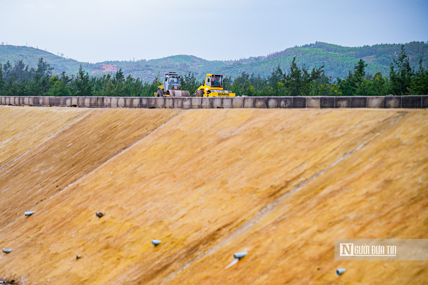 Ch&ugrave;m ảnh: Vượt kh&oacute; mặt bằng, đẩy tiến độ h&igrave;nh h&agrave;i đường ven biển Đ&ocirc;ng Đắk Lắk- Ảnh 8.