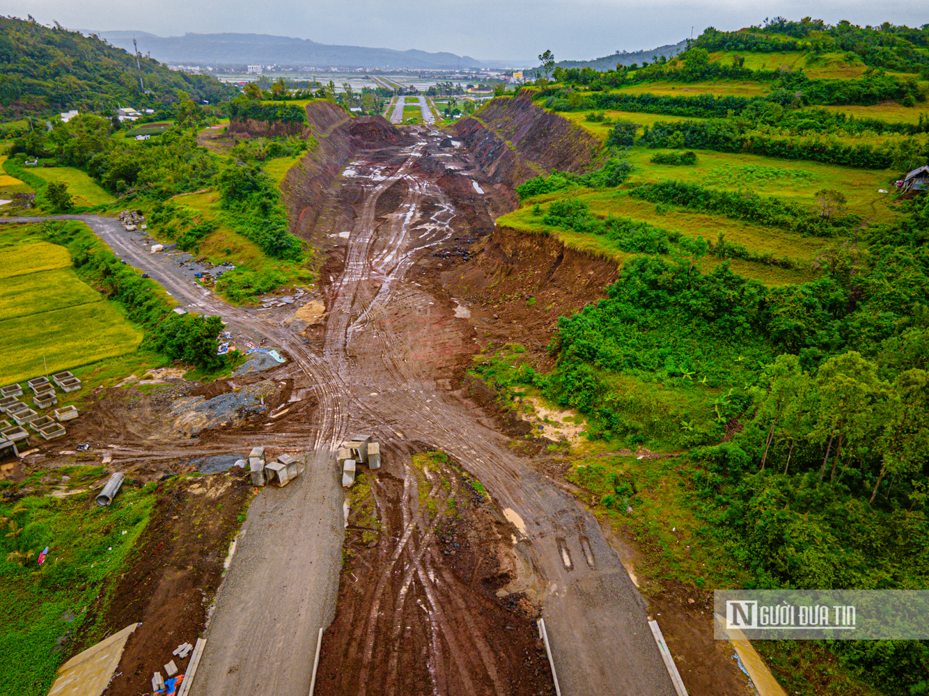 Ch&ugrave;m ảnh: Vượt kh&oacute; mặt bằng, đẩy tiến độ h&igrave;nh h&agrave;i đường ven biển Đ&ocirc;ng Đắk Lắk- Ảnh 9.