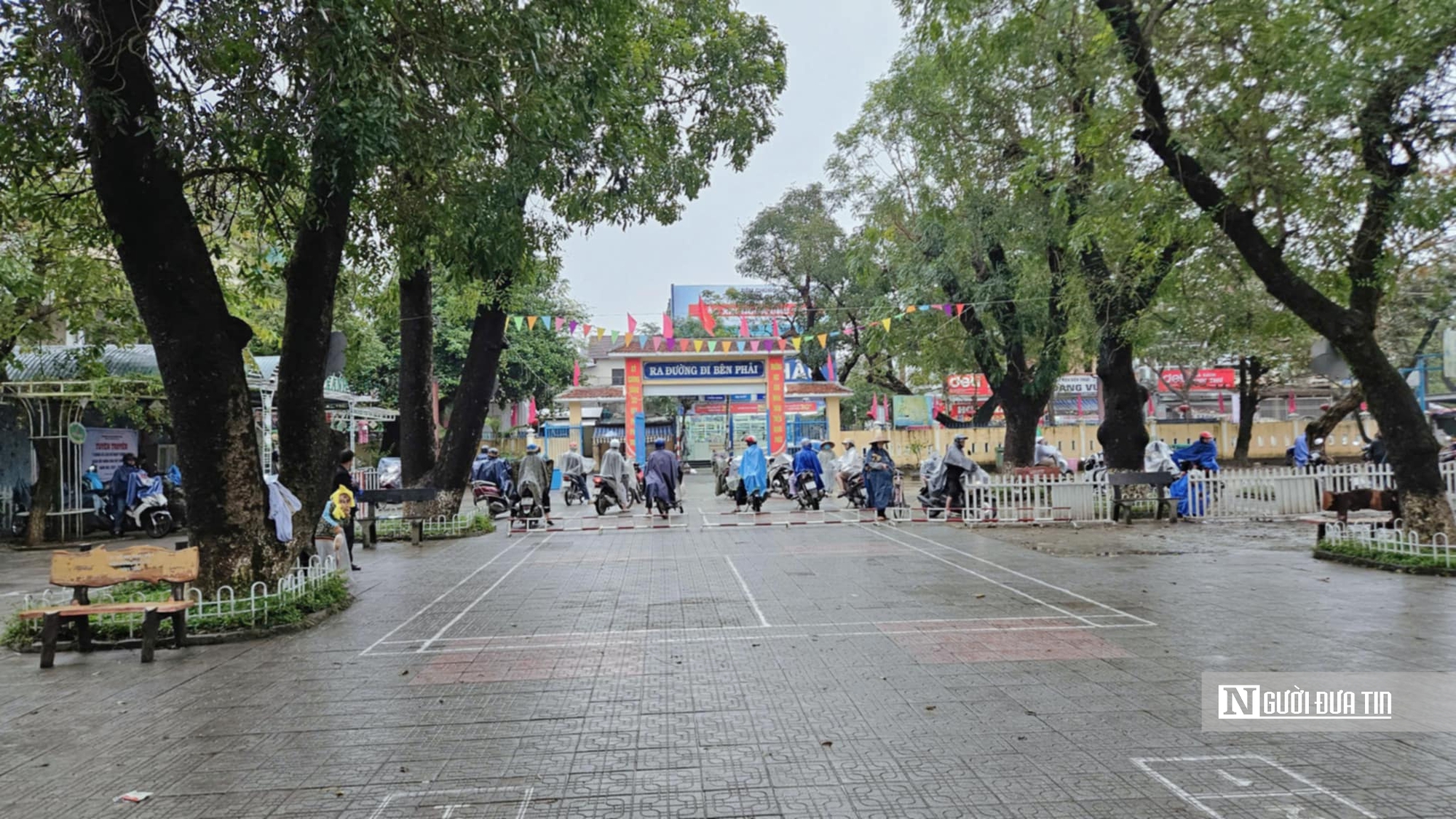 Nhiều học sinh tiểu học ở Huế n&ocirc;n mửa trong bữa ăn b&aacute;n tr&uacute;: Hiệu trưởng n&oacute;i g&igrave;?- Ảnh 1.