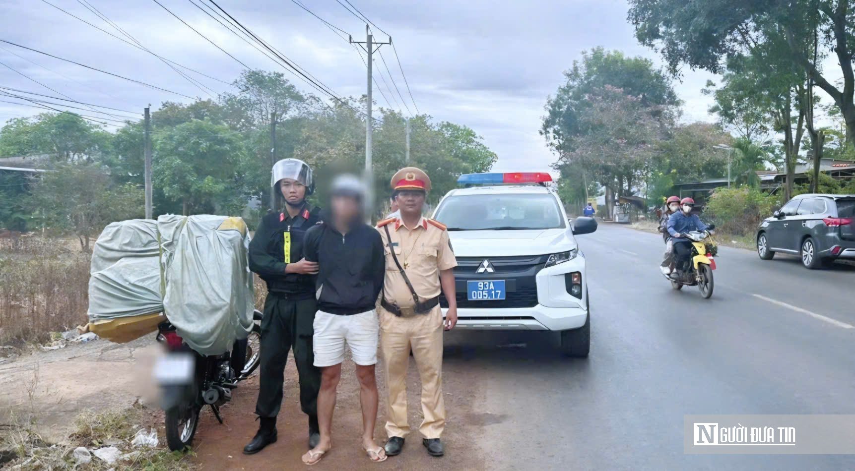 Vận chuyển thu&ecirc; thuốc l&aacute; nhập lậu cũng phải chịu tr&aacute;ch nhiệm trước ph&aacute;p luật- Ảnh 2.