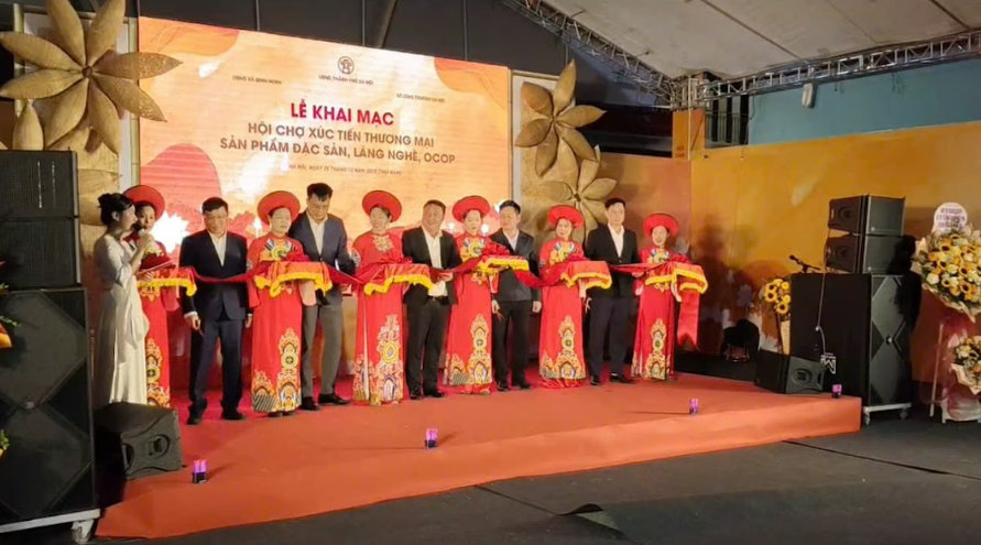 Hà Nội đẩy mạnh xúc tiến đặc sản, làng nghề và OCOP dịp cuối năm - Ảnh 1.