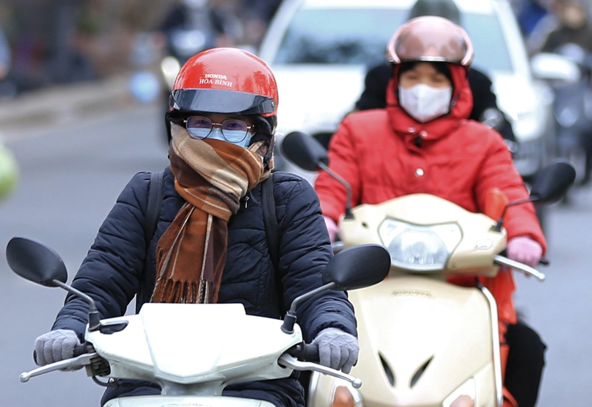 Dự báo thời tiết 27/12: Đợt không khí lạnh "lạ thường" khiến miền Bắc rét buốt kéo dài bao lâu? - Ảnh 1.