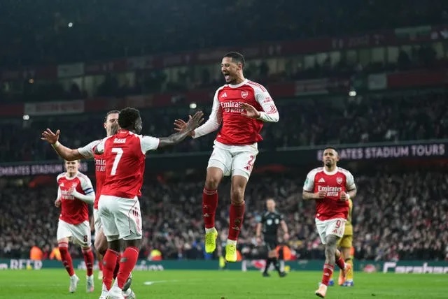 William Saliba thắp l&ecirc;n giấc mơ ăn bốn cho Arsenal - Ảnh 1.