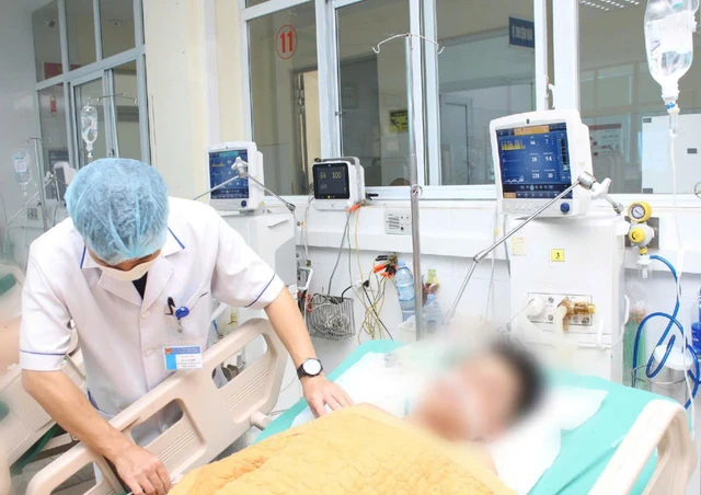 Người đ&agrave;n &ocirc;ng 26 tuổi nguy kịch v&igrave; giải rượu theo c&aacute;ch "lạ đời" - Ảnh 1.