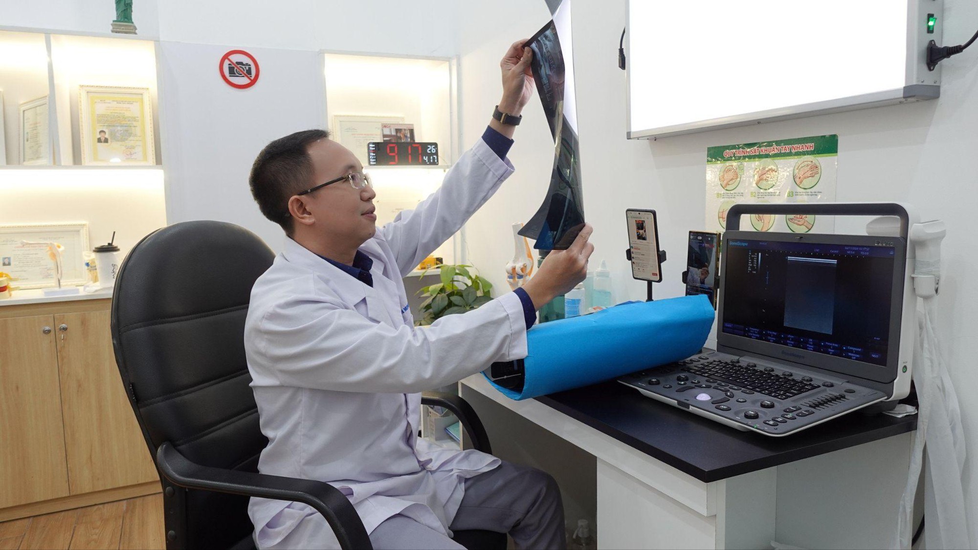 Bác sĩ Trần Minh: Hành trình chữa lành từ những bước chân tưởng chừng đánh mất- Ảnh 3.