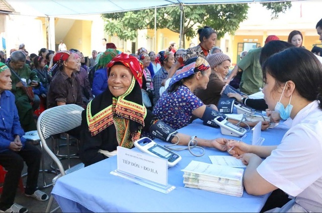 Lợi &iacute;ch của BHYT đối với hộ ngh&egrave;o: Giảm g&aacute;nh chi ph&iacute; y tế &ndash; Tăng c&ocirc;ng bằng trong chăm s&oacute;c sức khỏe- Ảnh 1.