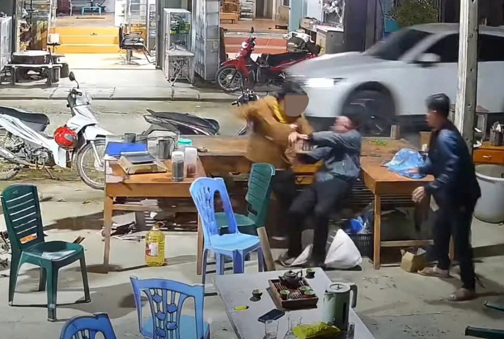 Điều tra vụ người đ&agrave;n &ocirc;ng nghi bị vợ d&ugrave;ng  dao tấn c&ocirc;ng tử vong - Ảnh 1.