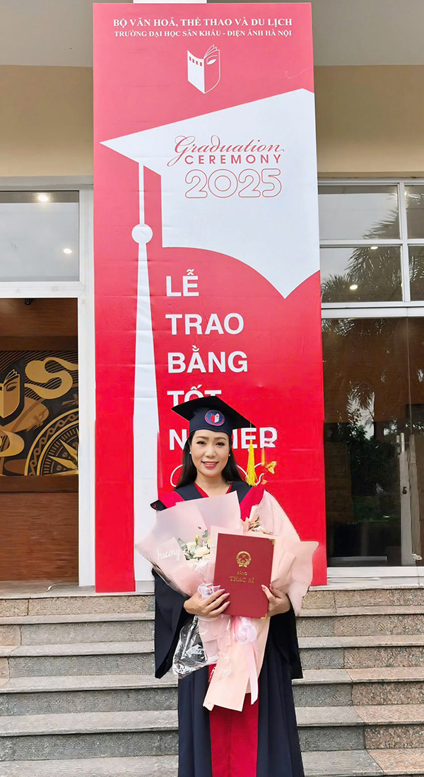 H&ocirc;n nh&acirc;n vi&ecirc;n m&atilde;n của &Aacute; hậu duy nhất l&agrave; NSND- Ảnh 1.