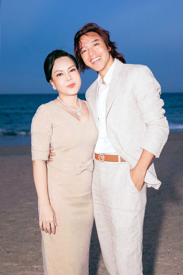 Gần 2 thập kỷ bên nhau, lý do gì khiến Việt Hương và chồng kém tuổi chưa tổ chức đám cưới? - Ảnh 3.